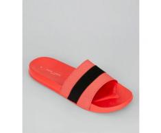 Claquettes de piscine rouges à rayures contrastantes