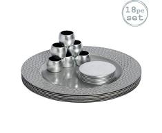 Assiettes de Service Rondes, sous-Verres et Anneaux de Serviette en Argent - Ensemble de 18 pièces (6 Assiettes aux Bords décorés au Marteau, 6 sous-Verres, 6 Anneaux de Serviettes)