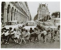 Affiche 24x30 cm Les tabliers de la rue de Rivoli, Paris, 1978 / Pupils on rue de Rivoli, Paris, 1978 / Schürze in der rue de Rivoli, Paris, 1978 Robert DOISNEAU (1912-1994)