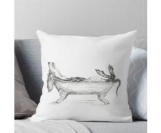 Teckel dans une illustration de baignoire, stylo et encre Coussin