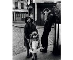 Draeger - Affiche Déco - Poster Artiste Robert Doisneau pour décorer Votre intérieur - Photo Noir Et Blanc en Papier satimat 350g - 24 x 30 cm (Les Enfants de la Place Hebert)