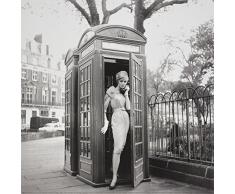 Affiche 30x30 cm Lucinda dans une cabine téléphonique à Londres, 1959 / Lucinda in a telephone box, London, 1959 / Lucinda in einer Telefonzelle, London, 1959 Georges DAMBIER