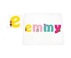 Little Helper Napperon avec Coaster Style Illustratif Coloré avec le Nom de Jeune Fille Emmy