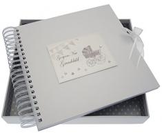White Cotton Cards Grandchild carte/livre de mémoire (Argent Landau et fanions)