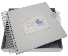 White Cotton Cards New Grandson carte/livre de mémoire (Bleu Landau et fanions)