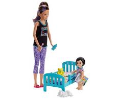 Barbie Famille Coffret Heure du Coucher avec poupée Skipper baby-sitter, figurine petite fille brune, un lit et accessoires, jouet pour enfant, GHV88
