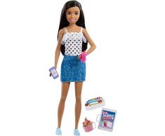 Barbie Famille poupée Skipper baby-sitter aux cheveux bruns, avec jupe et 5 accessoires dont téléphone et biberon, jouet pour enfant, FXG92