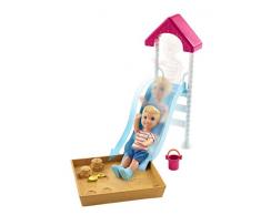 Barbie Famille Skipper baby-sitter, figurine enfant avec aire de jeux, toboggan, bac à Sable et accessoires, jouet pour enfant, FXG96