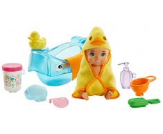 Barbie Famille Skipper baby-sitter Spécial Bain, figurine bébé blond, baignoire et accessoires, jouet pour enfant, GHV84