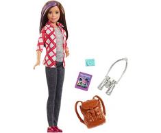 Barbie Voyage poupée Skipper baby-sitter brune avec une mèche violette, 5 accessoires dont appareil photo et sac à dos, jouet pour enfant, FWV17
