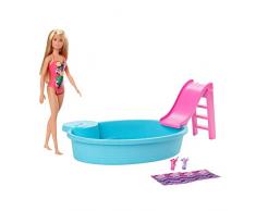 Barbie Mobilier Coffret poupée blonde en maillot de bain et sa piscine, avec toboggan, serviette et verres de cocktail, jouet pour enfant, GHL91