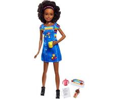 Barbie Famille poupée Skipper baby-sitter aux cheveux bouclés, robe salopette et cinq accessoires, jouet pour enfant, FHY91