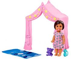 Barbie Famille Coffret Skipper Baby-sitter, figurine enfant avec tente rose, sac de couchage et accessoires, jouet pour enfant, FXG97
