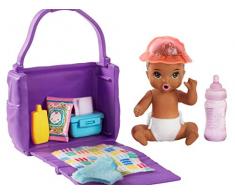 Barbie Famille Skipper baby-sitter, petite figurine bébé brun, sac à langer et accessoires, jouet pour enfant, GHV86