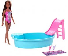 Barbie Mobilier Coffret poupée brune en maillot de bain et sa piscine, avec toboggan, serviette et verres de cocktail, jouet pour enfant, GHL92