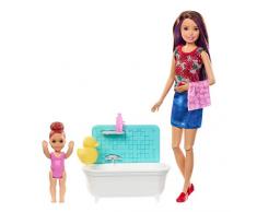 Barbie Famille coffret Heure du Bain poupée Skipper baby-sitter aux cheveux châtains et figurine denfant, accessoires inclus, jouet pour enfant, FXH05