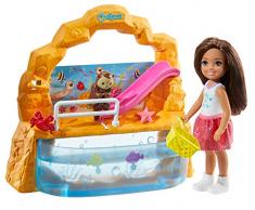 Barbie Famille Coffret Chelsea visite lAquarium, mini-poupée brune, figurine loutre, toboggan et accessoires, jouet pour enfant, GHV75