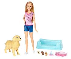 Barbie Famille poupée blonde Naissance des Chiots avec chien articulé, trois figurines et accessoires, jouet pour enfant, FDD43