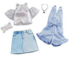 Barbie Fashionistas Kit vêtements, 2 tenues pour poupée dont combishort rayée, top brillant, jupe en jean et accesssoires, jouet pour enfant, GHX56