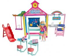 Barbie Famille Coffret Chelsea à lécole, mini-poupée blonde, bureaux, tableau et accessoires, jouet pour enfant, GHV80