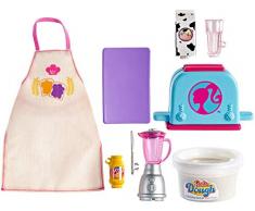 Barbie Pack Accessoires Cuisine et Pâtisserie Petit-Déjeuner, boîte de pâte à modeler, tablier pour poupée et accessoires, jouet pour enfant, GHK41