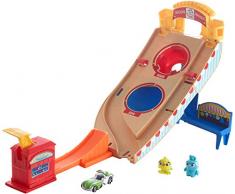 Hot Wheels Disney Pixar Toy Story 4, Coffret Buzz l’Éclair à la Fête Foraine avec rampe, lanceur, un véhicule et deux figurines, jouet pour enfant, GCP24