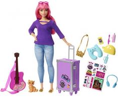 Barbie Voyage poupée Daisy aux cheveux roses avec sa valise, figurine de chat, guitare, autocollants et accessoires, jouet pour enfant, FWV26